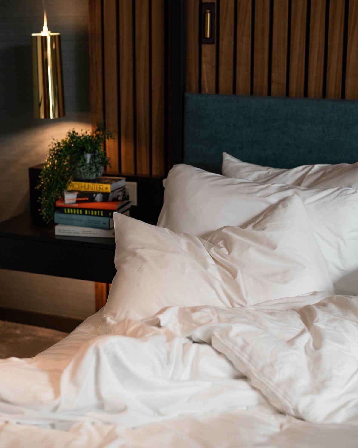 Middle Eight - Covent Garden - Preferred Hotels And Resorts Лондон Экстерьер фото A bed with pillows