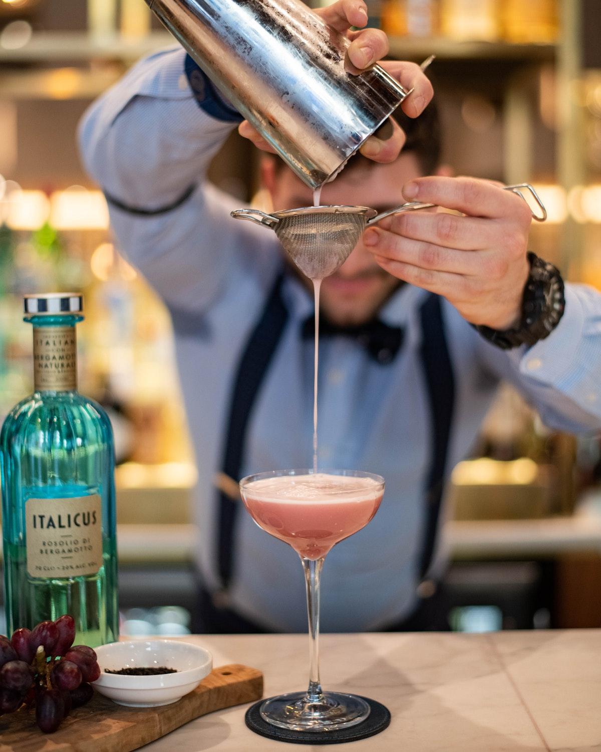Middle Eight - Covent Garden - Preferred Hotels And Resorts Лондон Экстерьер фото A bartender straining a cocktail