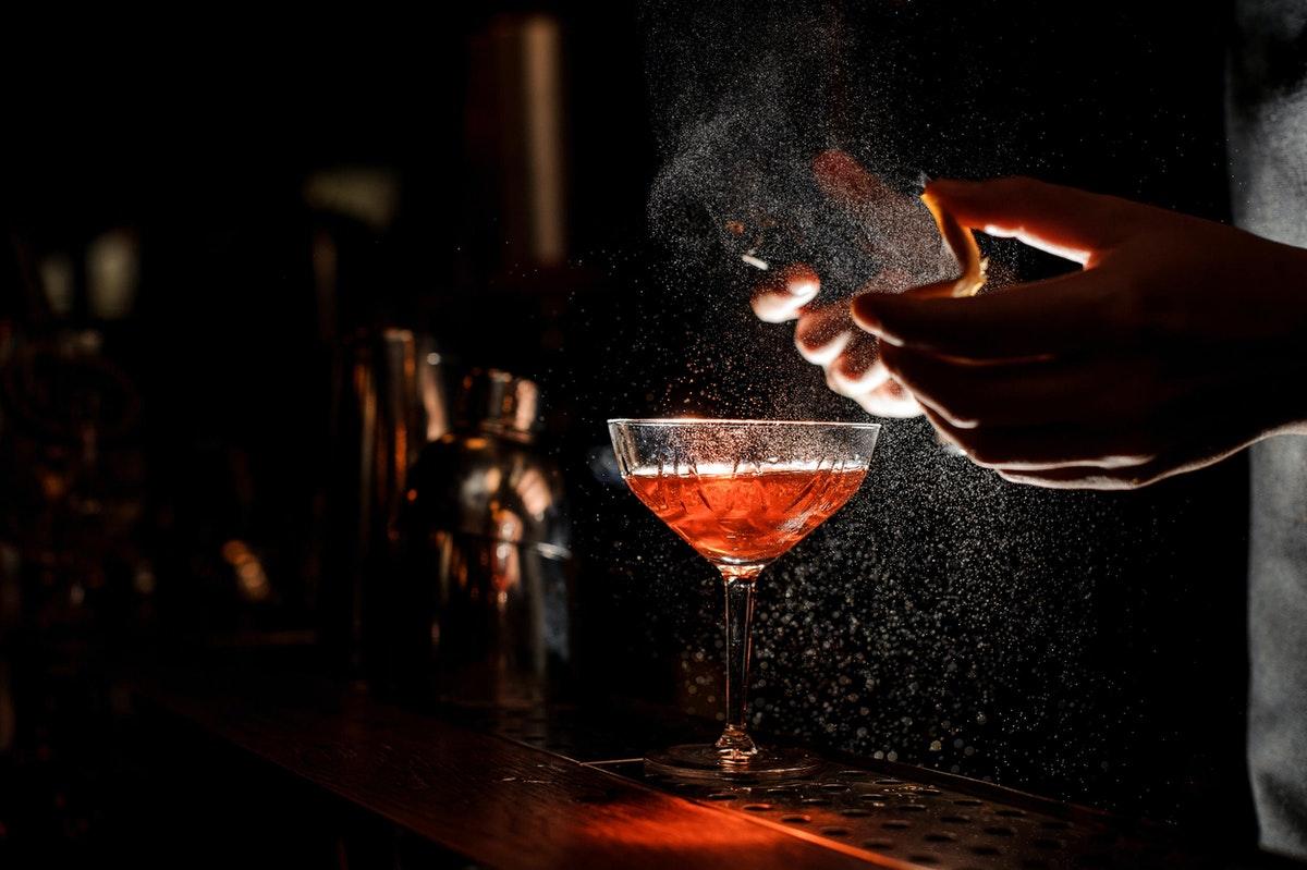 Middle Eight - Covent Garden - Preferred Hotels And Resorts Лондон Экстерьер фото A bartender dusting a cocktail with ground nutmeg