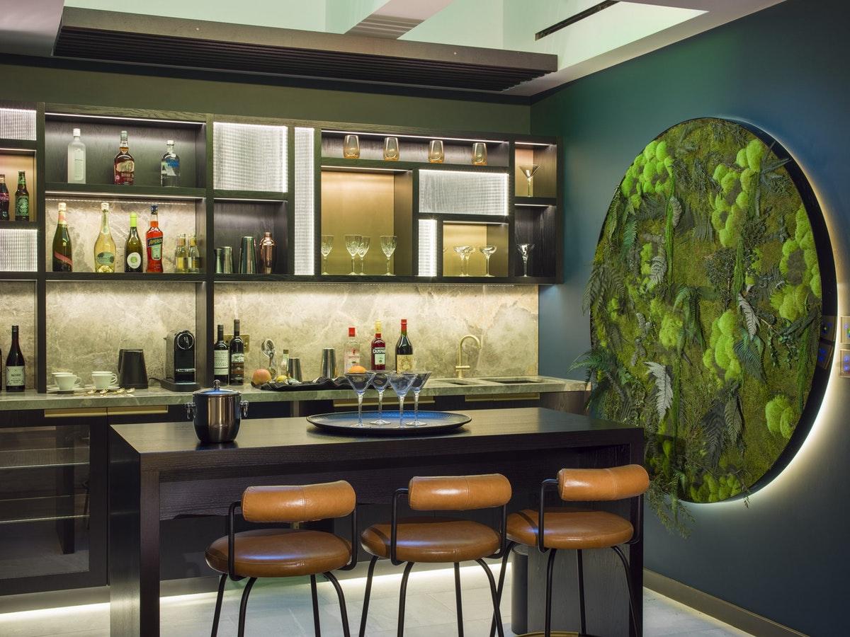 Middle Eight - Covent Garden - Preferred Hotels And Resorts Лондон Экстерьер фото A living wall in a bar
