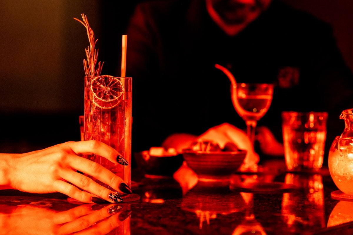Middle Eight - Covent Garden - Preferred Hotels And Resorts Лондон Экстерьер фото A woman holding a drink at a nightclub