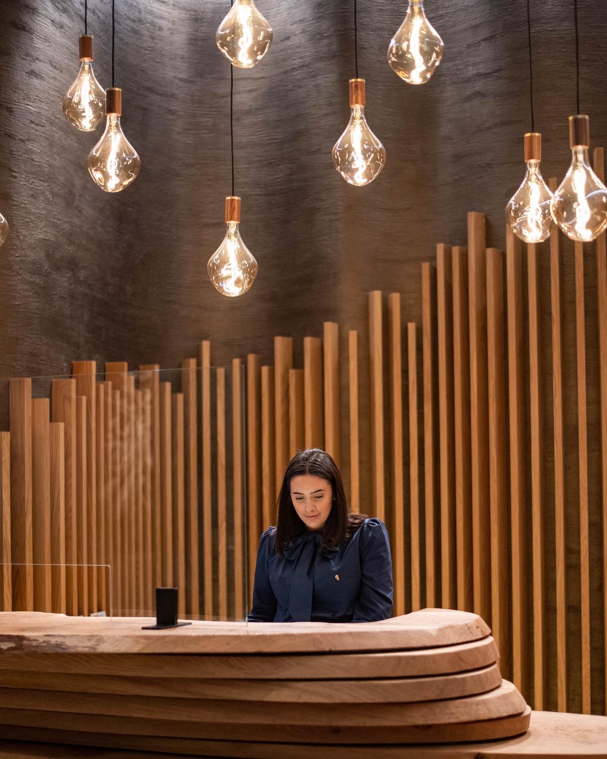 Middle Eight - Covent Garden - Preferred Hotels And Resorts Лондон Экстерьер фото A woman praying in a church